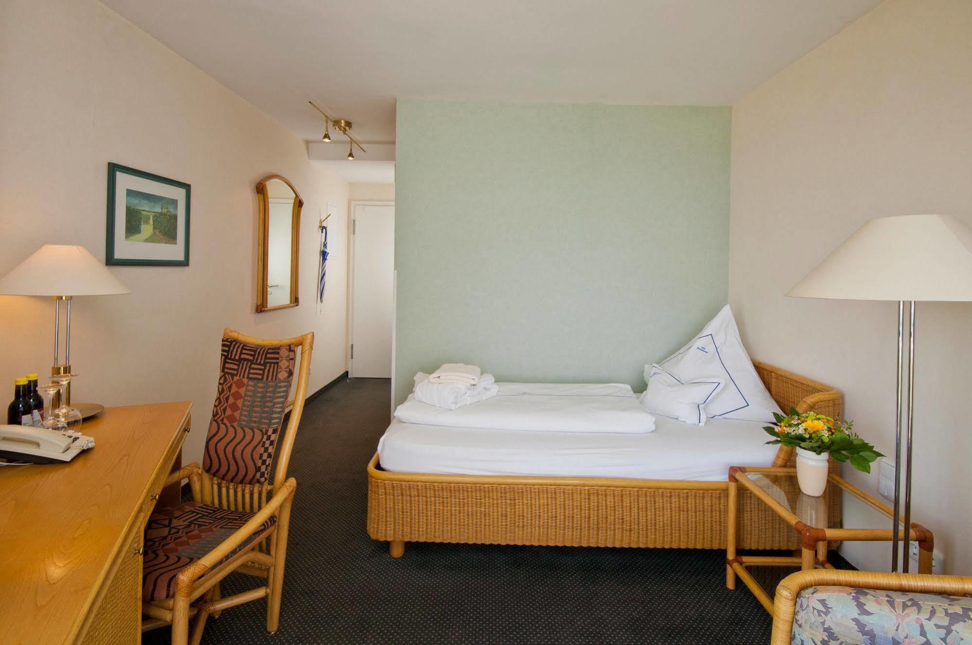 Hotel Seeschloesschen Hohwacht Exterior photo